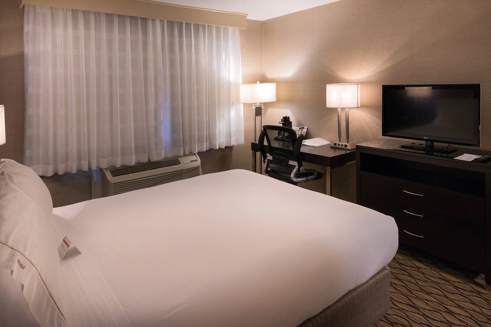 Standard Room, 1 Queen Bed, Accessible (Mobility Roll-In Shower) photo 2