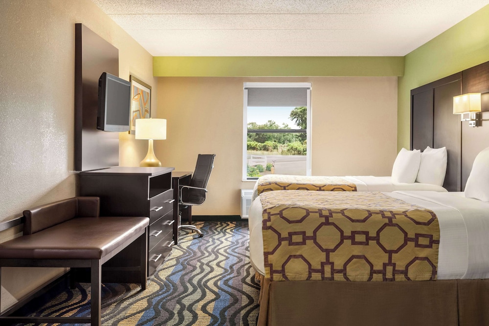 Suite, Multiple Beds, Non Smoking (2 Queen Beds with Sofa Bed) - Photo 3