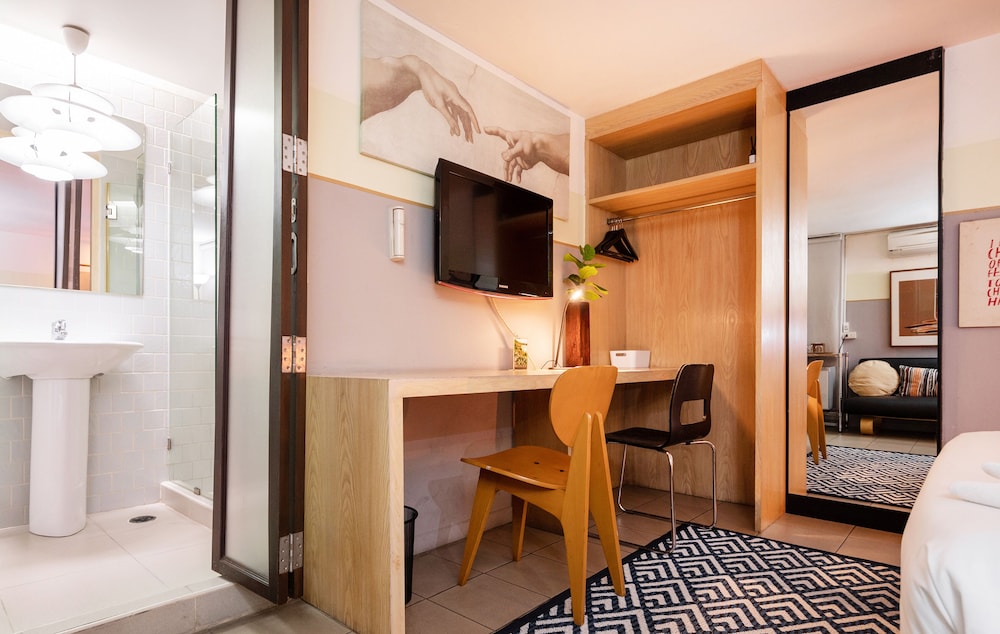 No.4 Starshine Studio : Queen bed + working table photo 2