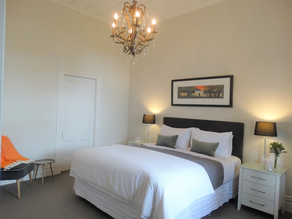 Grand Double Room Single Use, 1 King Bed, Non Smoking, Bathtub