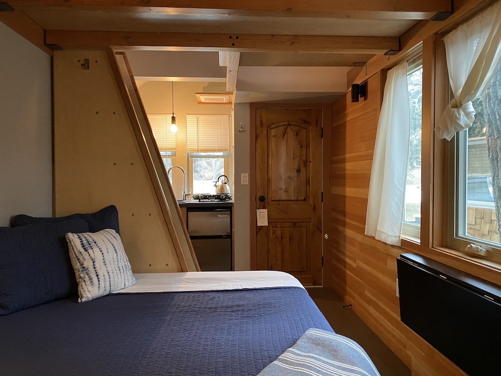 Deluxe Cabin, 2 Queen Beds, Park View photo 1