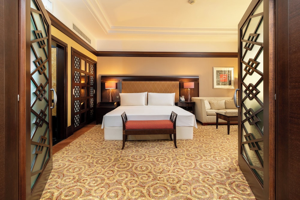 Suite, 1 Bedroom, Club Lounge Access, Pool View - Photo 2