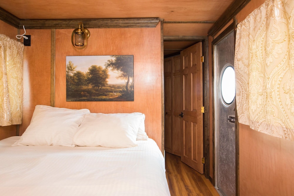 Room (40 1954 Spartan Mansion) photo 1