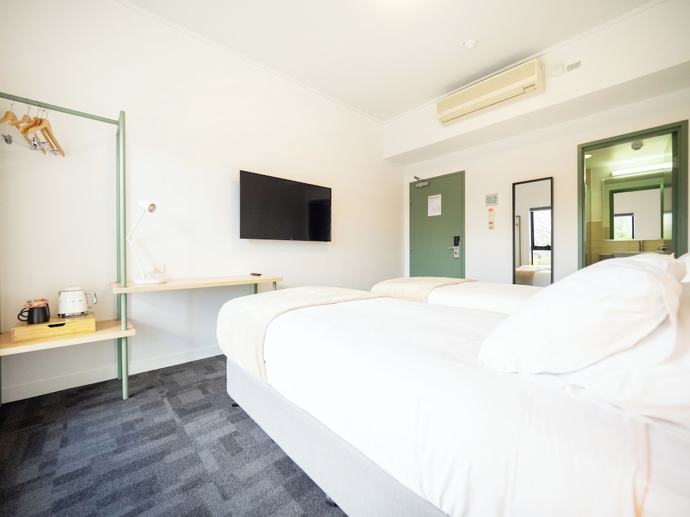 Available room thumbnail 5