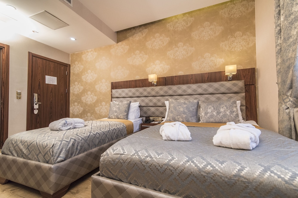 Deluxe Room with Jacuzzi photo 2
