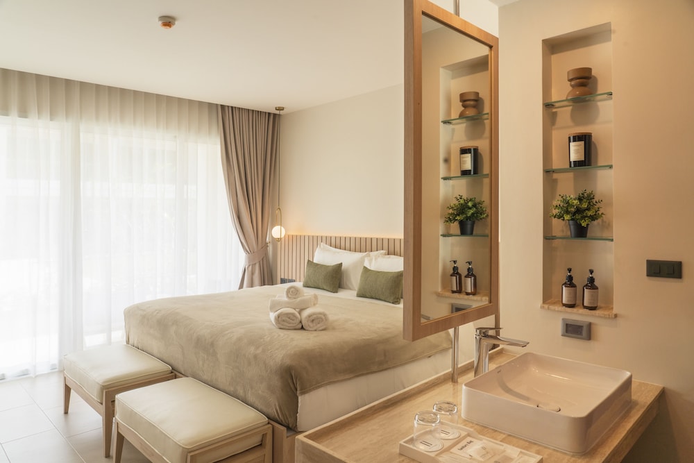 Deluxe Room, Poolside