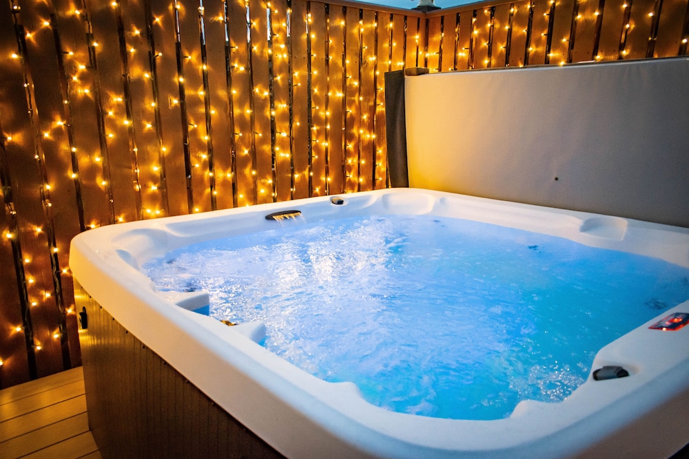Luxury 3-bed lodge with hot tub photo 2