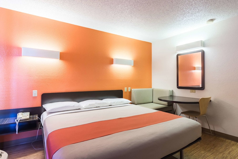 Deluxe Room, 1 King Bed, Smoking photo 2