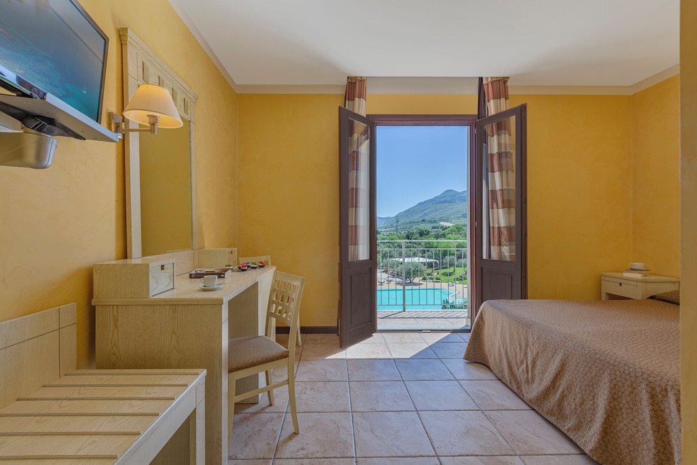 Double Room, 1 Double or 2 Twin Beds, Balcony, Pool View - Photo 3