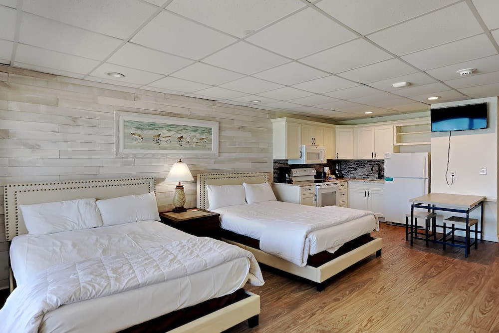 Studio Suite, 2 Double Beds, Balcony, Beach View (#504 - No Pets)