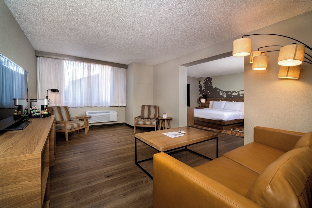 Suite, 1 Bedroom, Accessible Bathtub (Communications, Mobility) - Photo 3