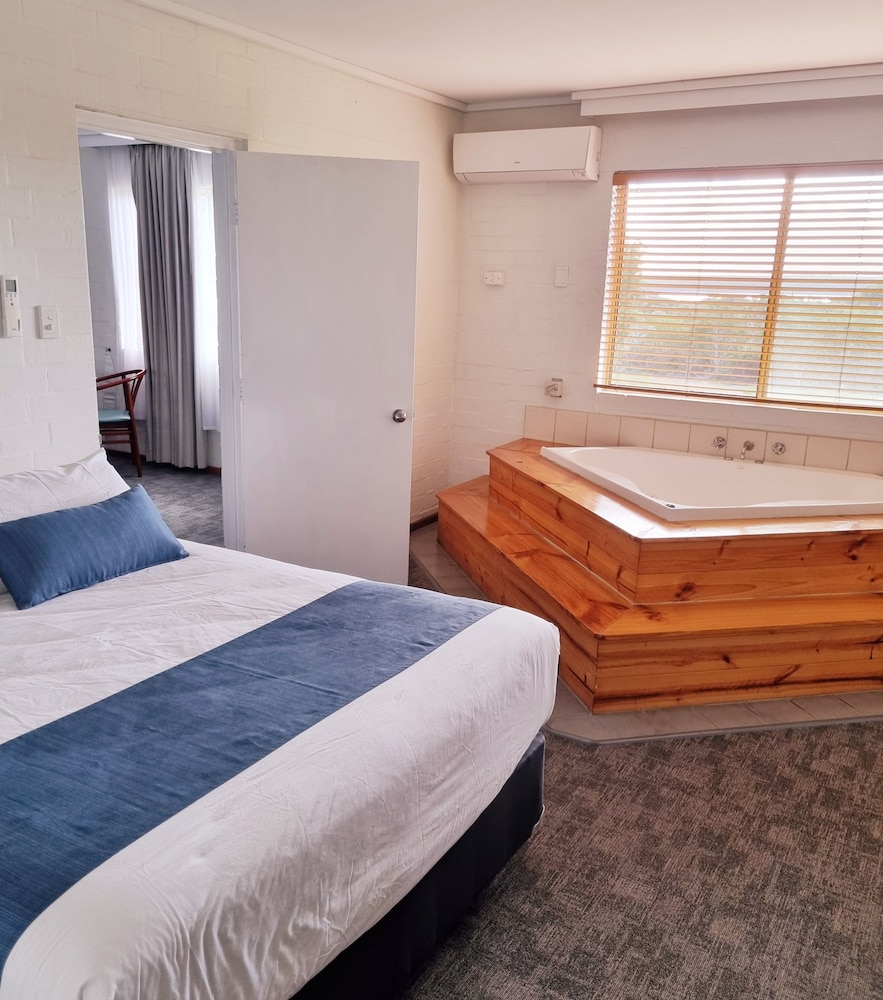 Deluxe Apartment, Jetted Tub photo 2