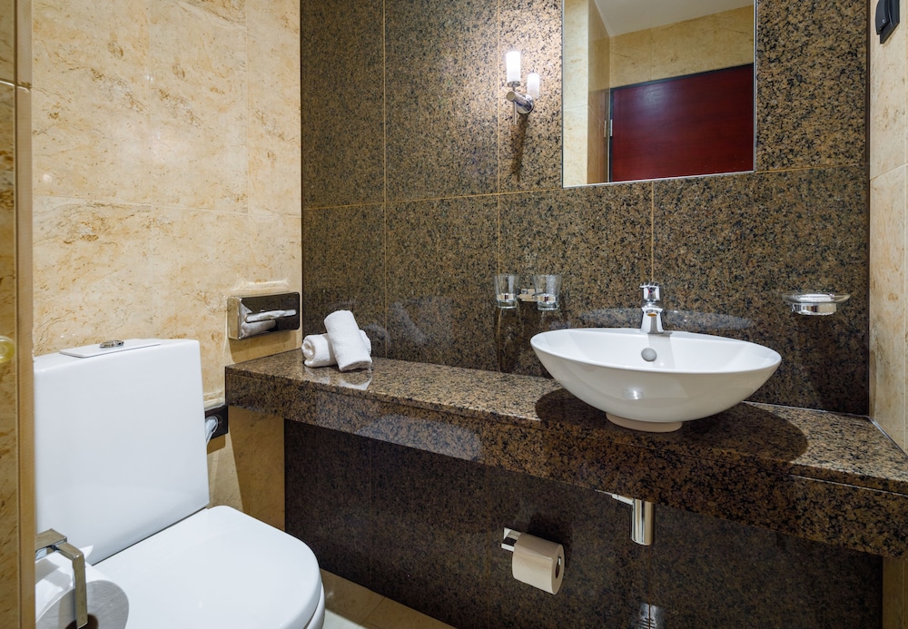 Standard Double or Twin Room - Photo 8