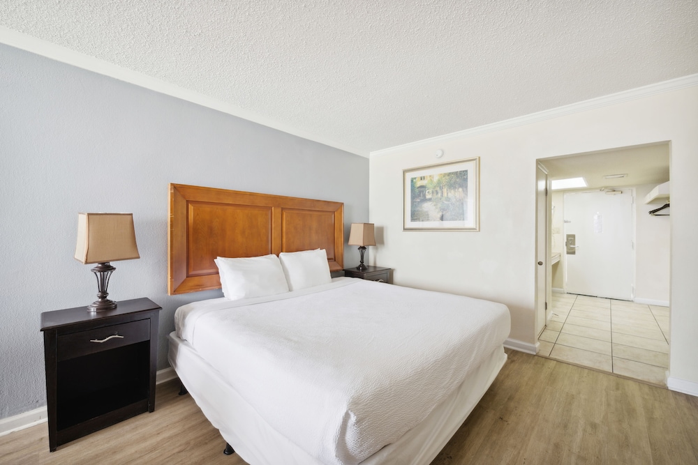 Standard Room, 1 King Bed, Beach View