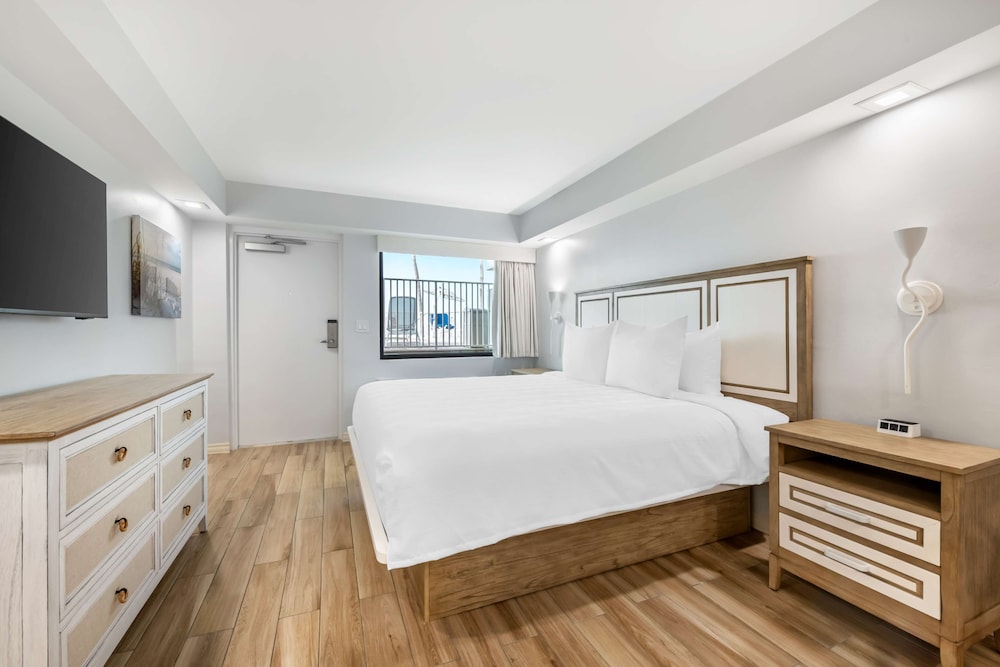 Standard Room, 1 King Bed, Kitchen, Poolside (Ground Floor) - Photo 1