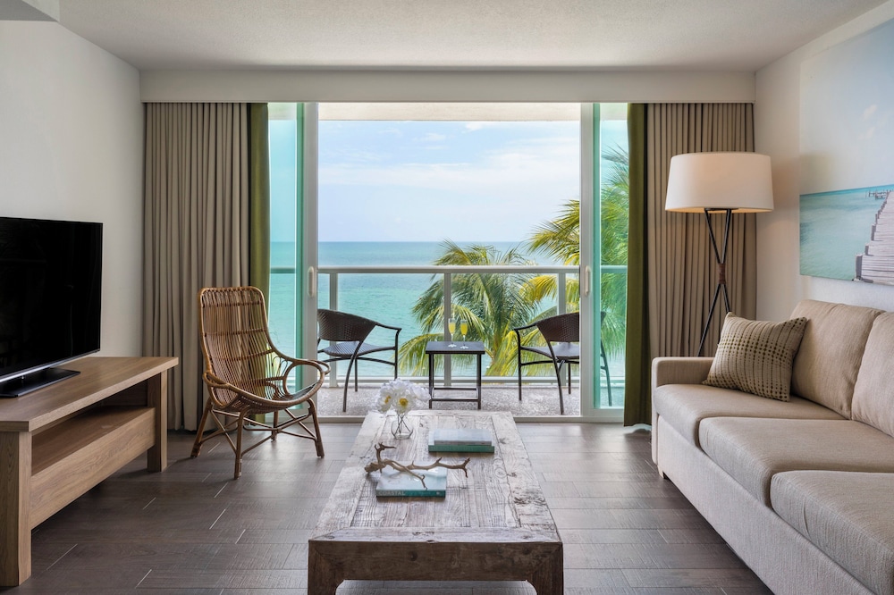 One Bedroom Oceanfront Suite King - Photo 2