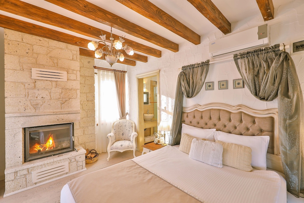 Deluxe Room, Jetted Tub