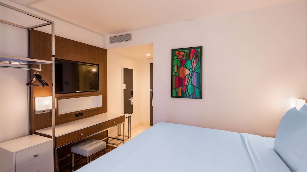 Standard Room, 1 King Bed, Accessible, Non Smoking (Larger Room) thumbnail 6