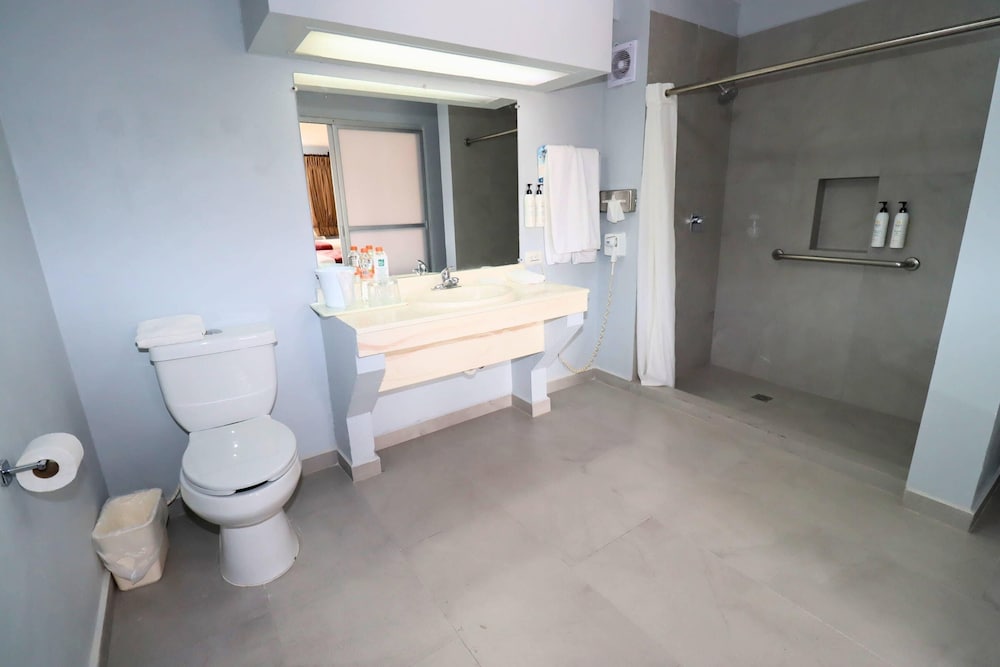 Room, 2 Double Beds, Non Smoking (Accesible) - Photo 7
