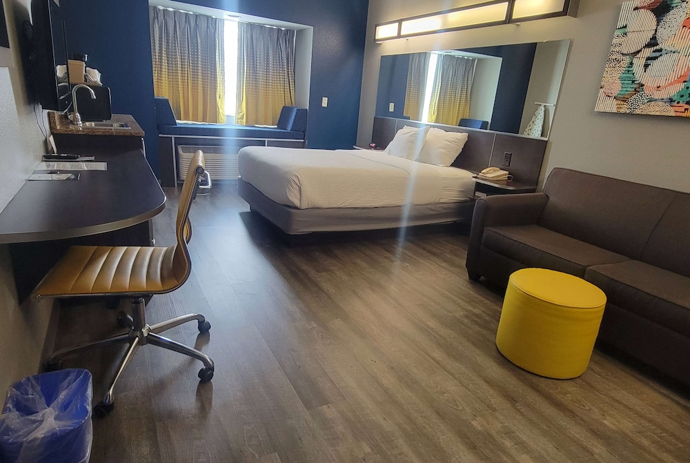 Studio, 1 Queen Bed, Accessible, Non Smoking (Hearing Impaired Accessible) - Photo 3