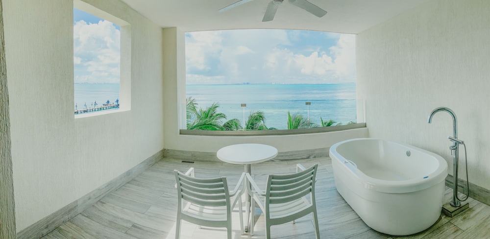 Superior Room, 2 Queen Beds, Bathtub