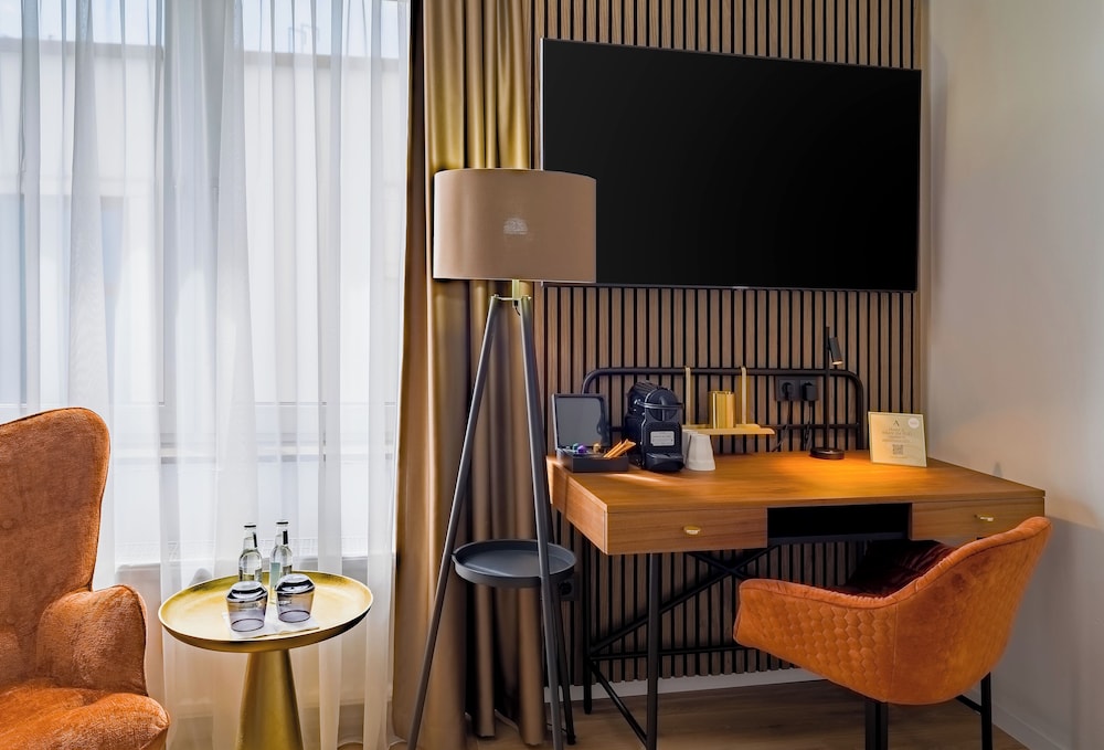Business Room, 1 King Bed, Balcony - Photo 4