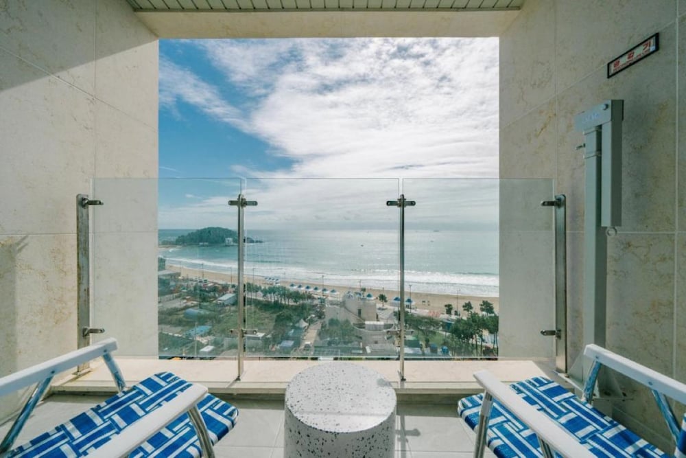 Oceanview senior room queen terrace photo 2