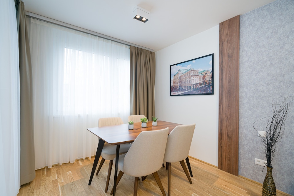 Deluxe Apartment (1 Bedroom and 1 Living Room)