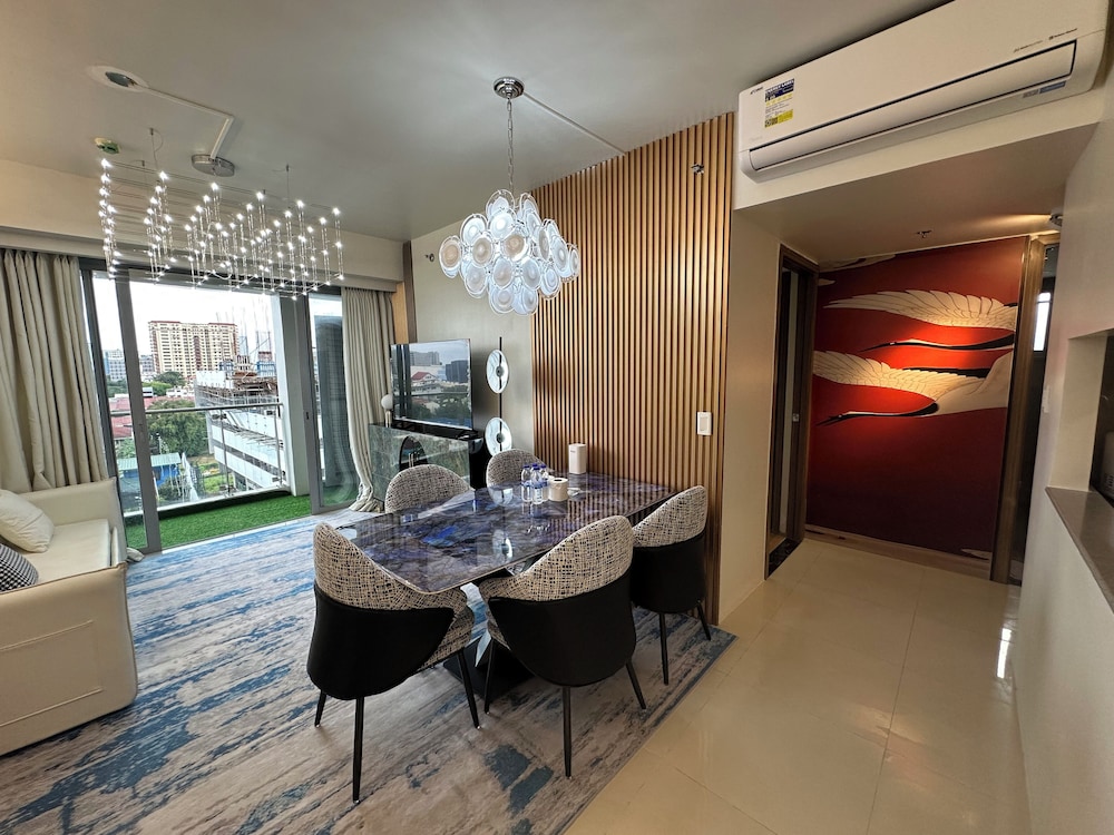 Luxury Condo, Balcony, City View