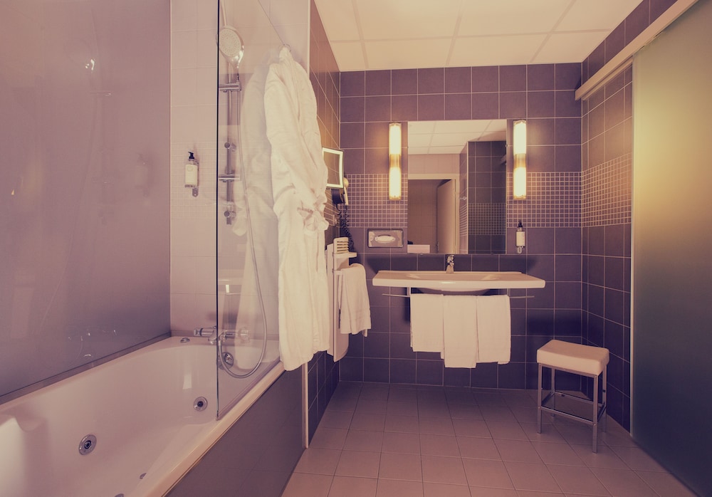 King Suite with Bathtub and Sofa Bed - Photo 8
