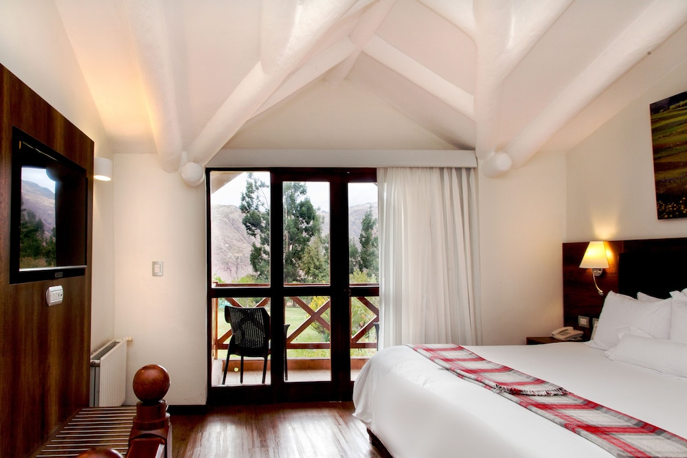 Suite, 1 King Bed - Photo 3