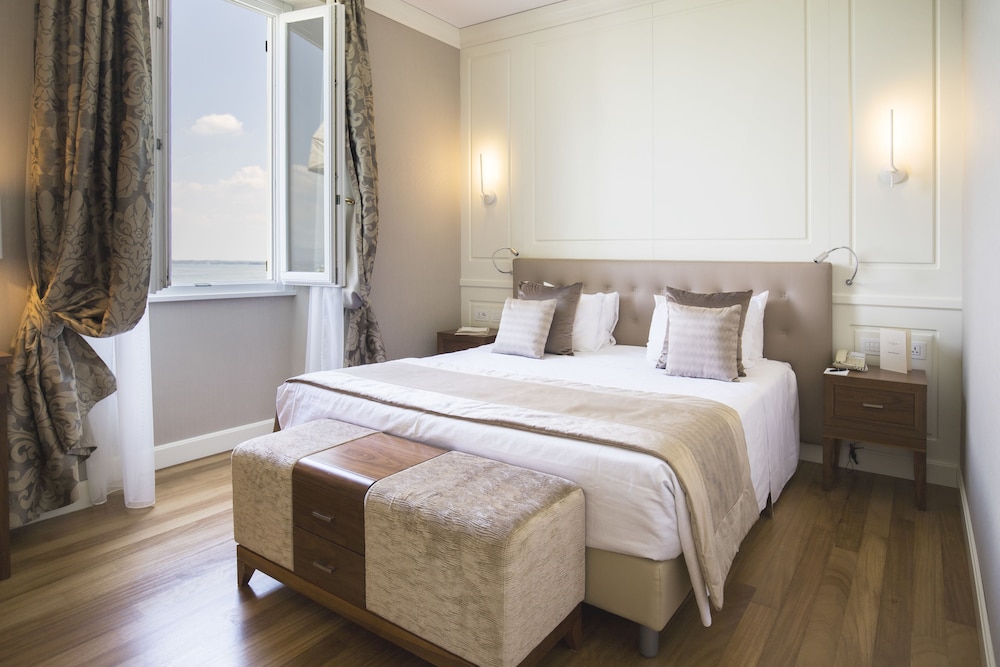 Junior Suite, Lake View (Prestige) - Photo 1