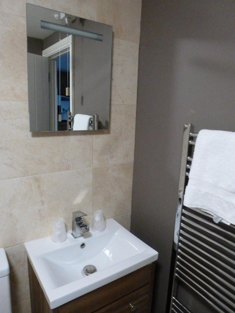 Suite, Ensuite (Room 12 - Elder) photo 3