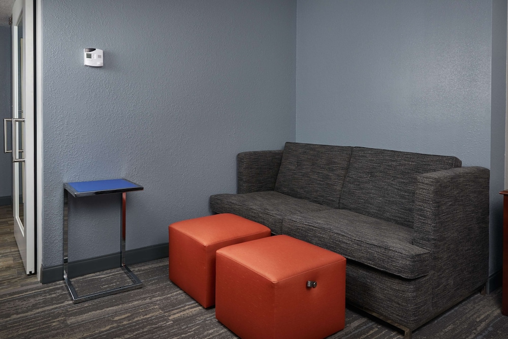 Room, 1 King Bed, Non Smoking, Refrigerator & Microwave - Photo 1