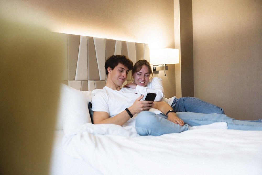 Room, 1 King Bed thumbnail 5