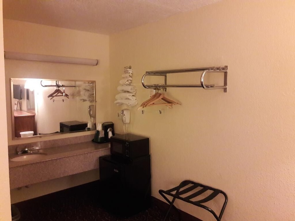Standard Room, 1 King Bed, Smoking photo 1