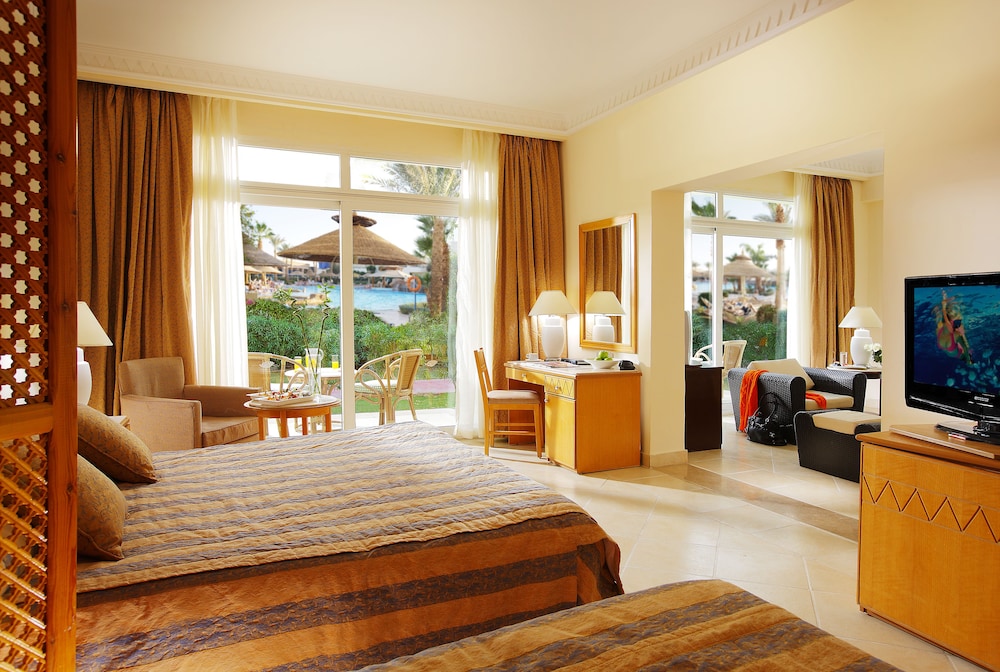 Standard Room, 3 Twin Beds, Pool View - Photo 8