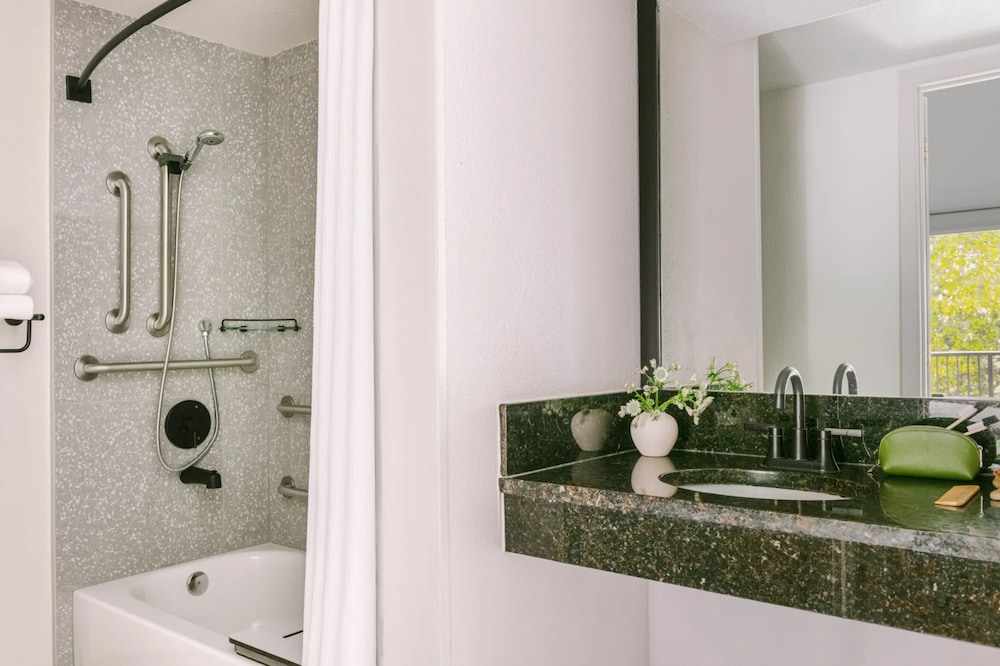 Standard Room, 1 Queen Bed, Accessible Bathtub (Mobility) - Photo 9