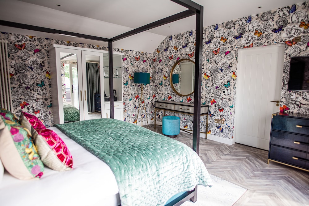 Deluxe Double Room, 1 King Bed, Pool View