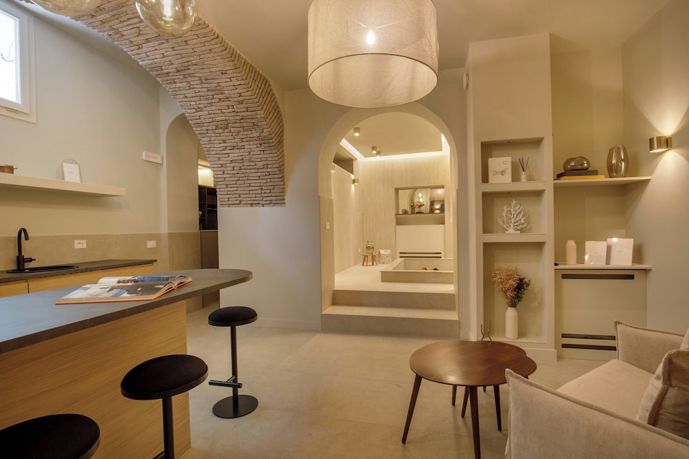 Superior Apartment, Annex Building (Via Croce 14)