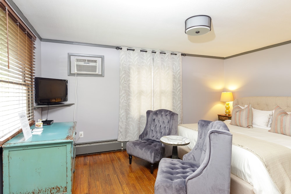 Standard Room, 1 King Bed photo 3