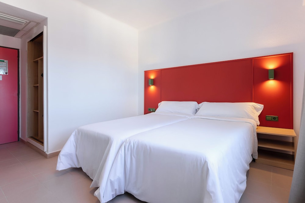 Basic Twin Room, 2 Twin Beds, City View photo 2