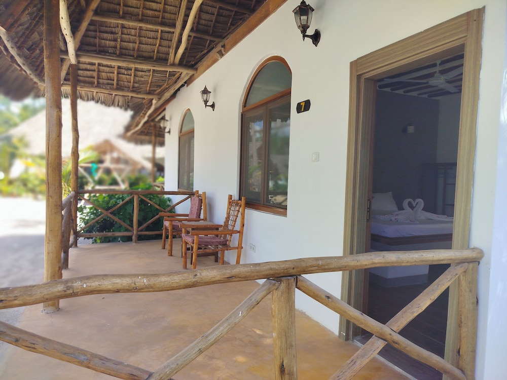Classic Double Room, 1 Queen Bed, Balcony, Pool View photo 2