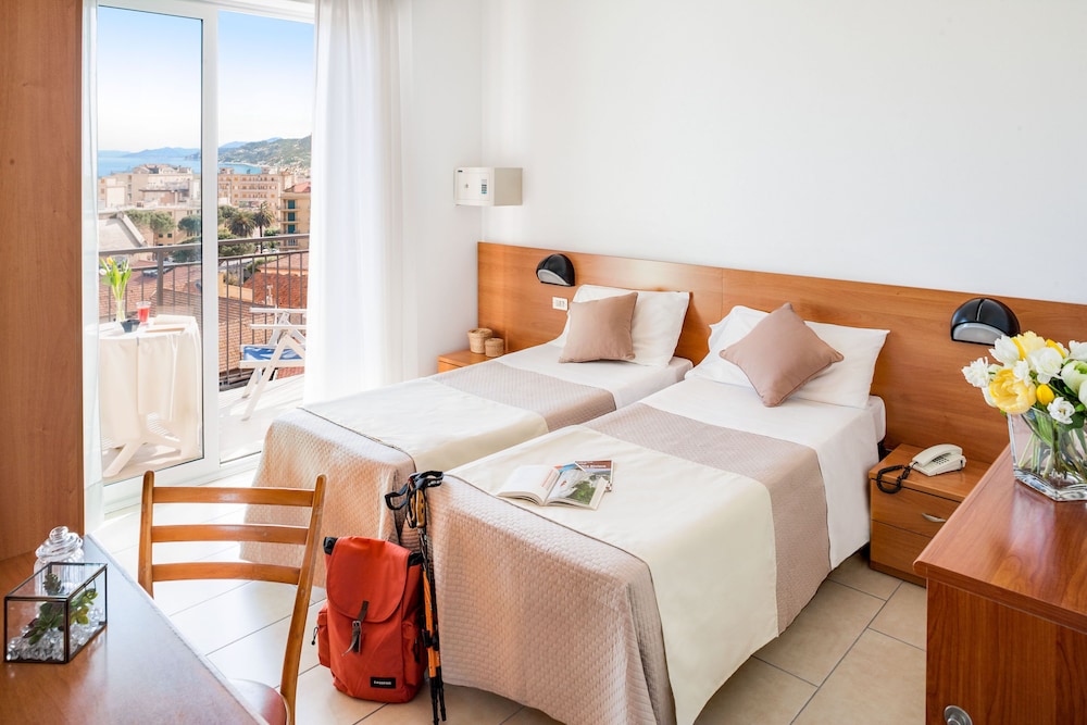 Standard Twin Room, Partial Sea View photo 1
