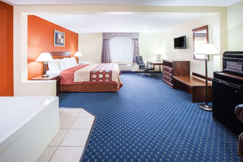 Deluxe Studio Suite, 1 King Bed, Smoking - Photo 7