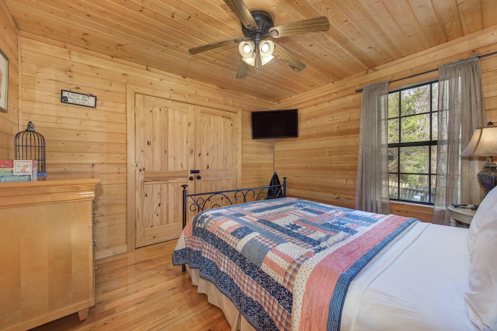 Cabin, Multiple Beds, Hot Tub, Mountain View (Woodland Wonder)
