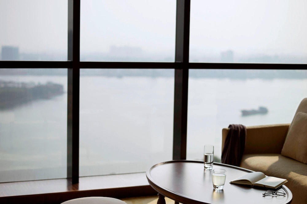 Club Suite, 1 Bedroom, River View - Photo 11