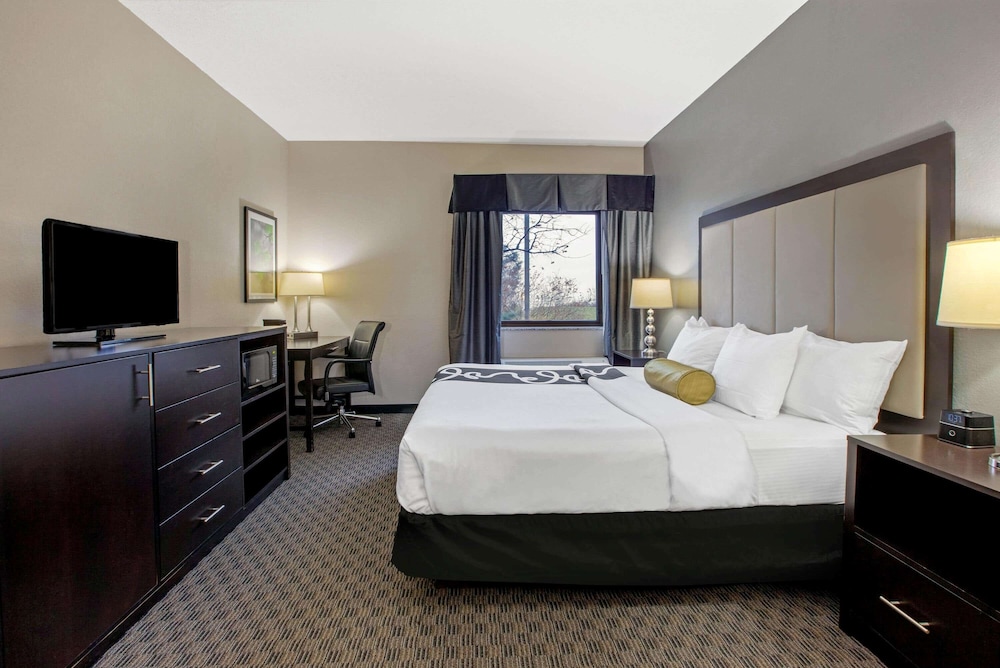 Room, 1 King Bed, Non Smoking - Photo 3