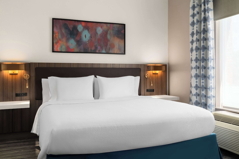 Suite, 1 King Bed, Accessible photo 2