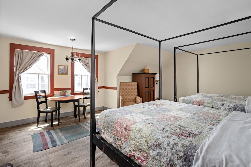 Standard Room, 2 Queen Beds - Photo 1